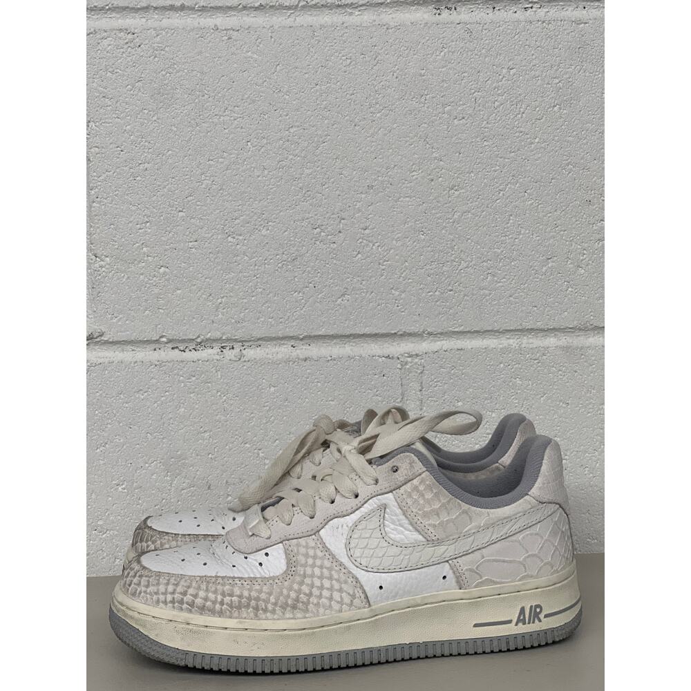Nike Women's White Grey Textured Air Force 1 Sneakers